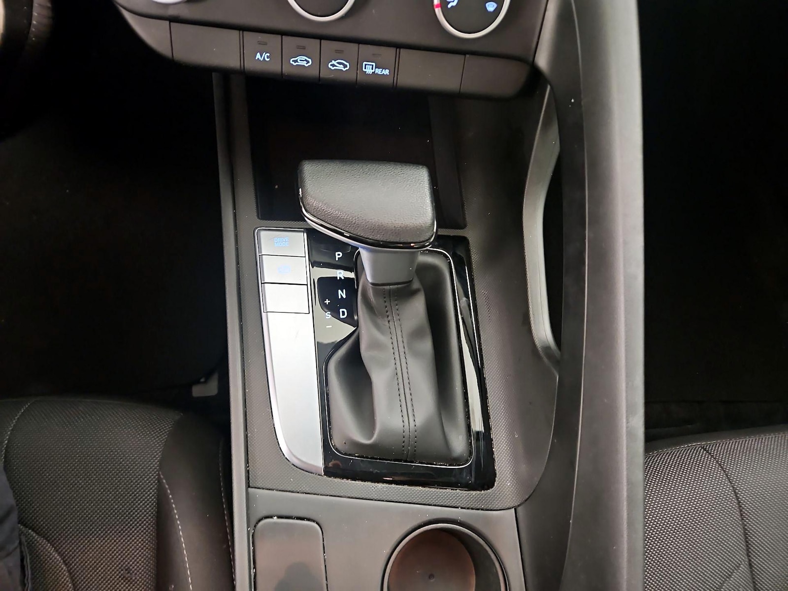2024 Hyundai Elantra SE - Photo 18