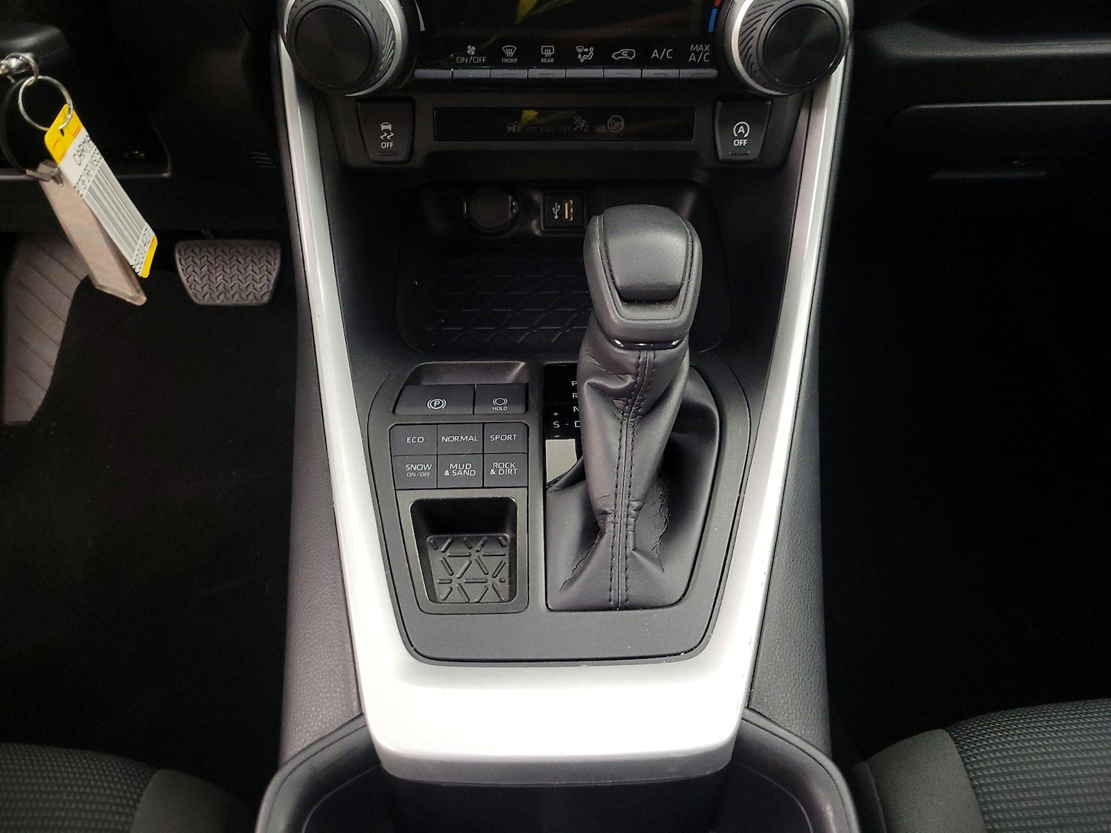 2025 Toyota RAV4 LE - Photo 18