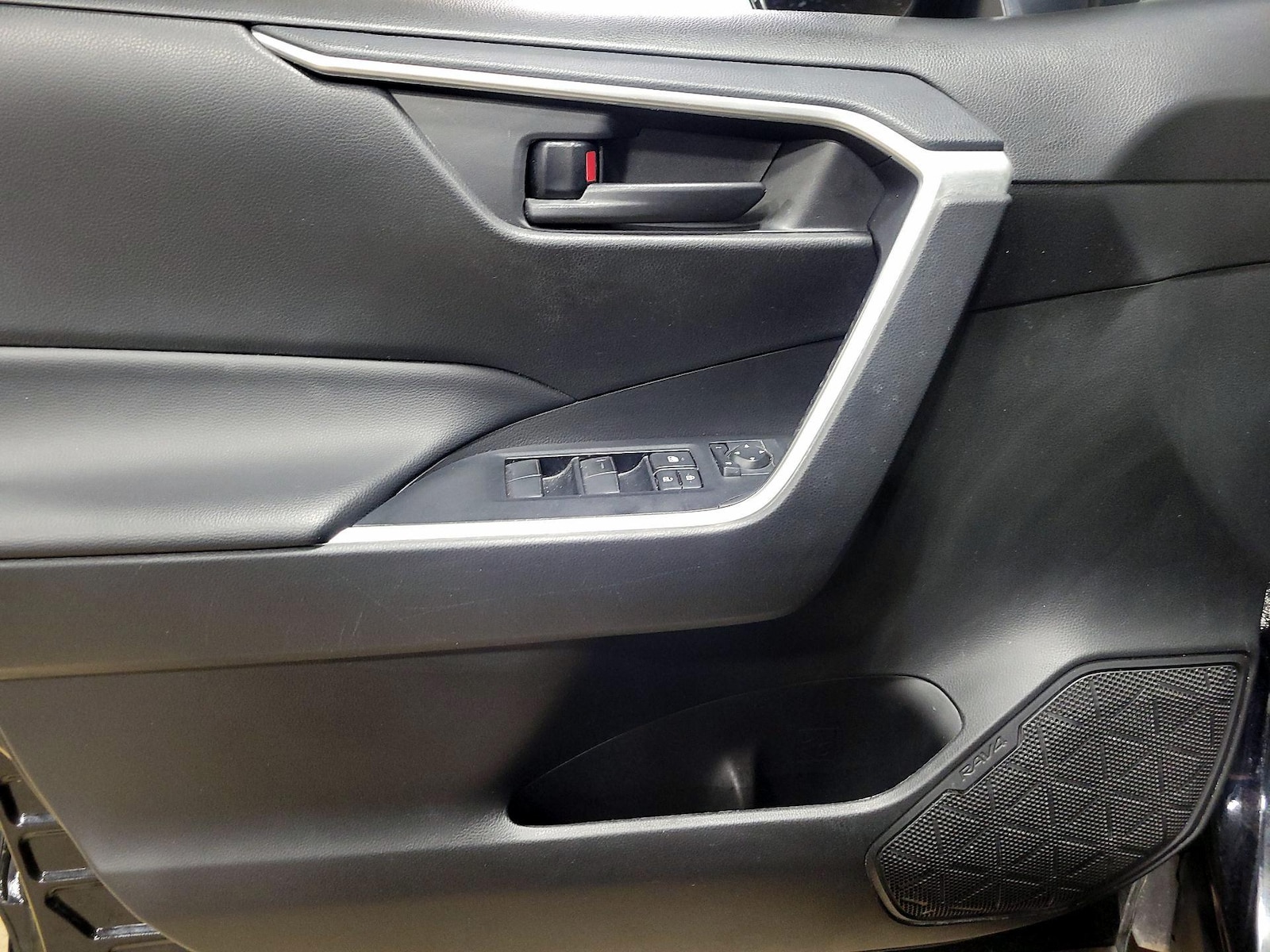2025 Toyota RAV4 LE - Photo 13