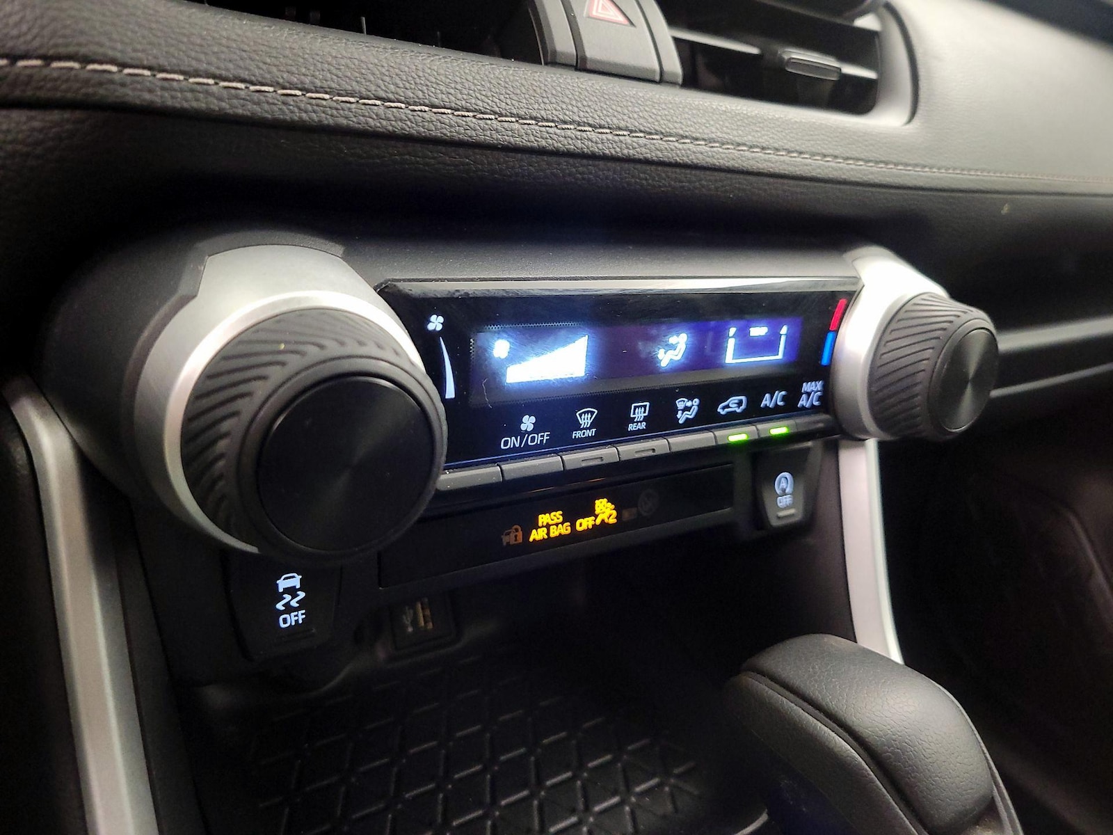 2025 Toyota RAV4 LE - Photo 17