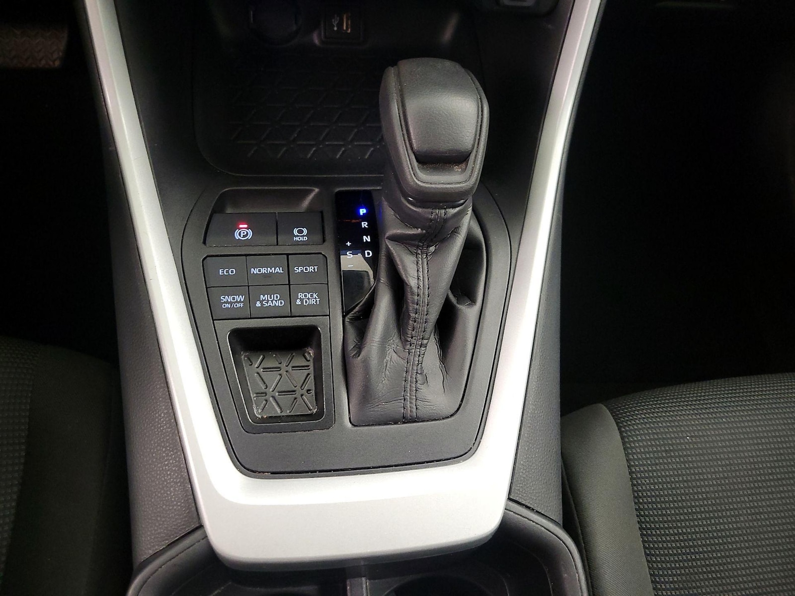 2025 Toyota RAV4 LE - Photo 18