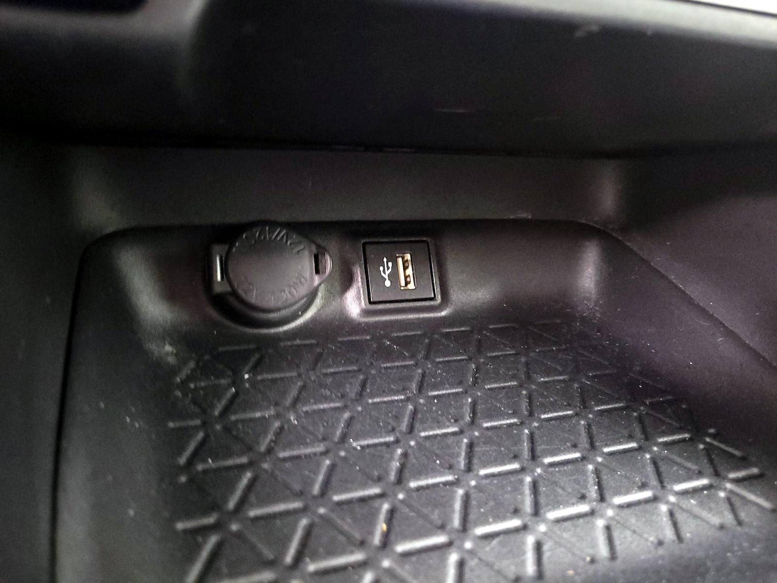 2025 Toyota RAV4 LE - Photo 19