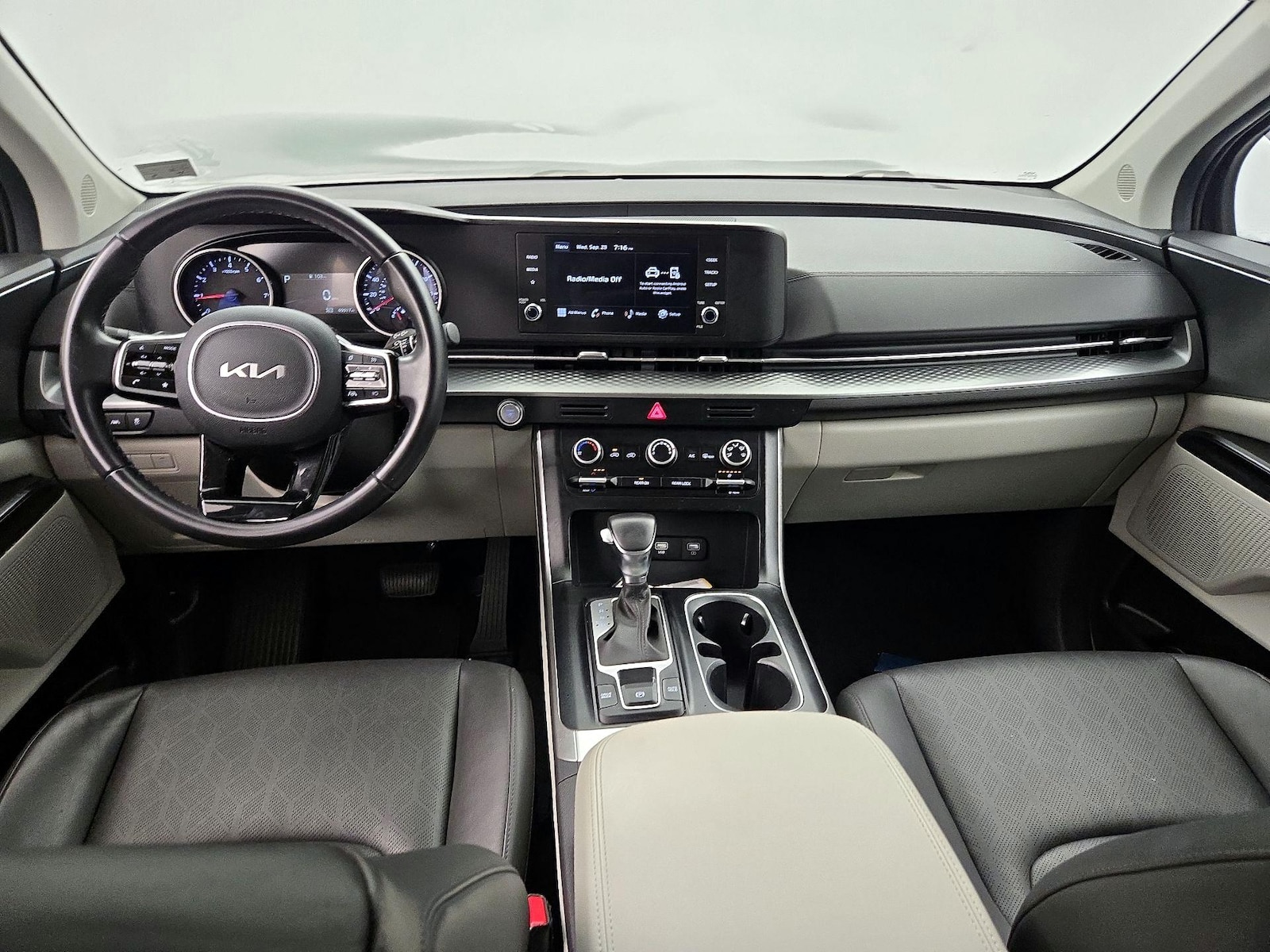 2024 Kia Carnival LX Seat Pkg - Photo 10