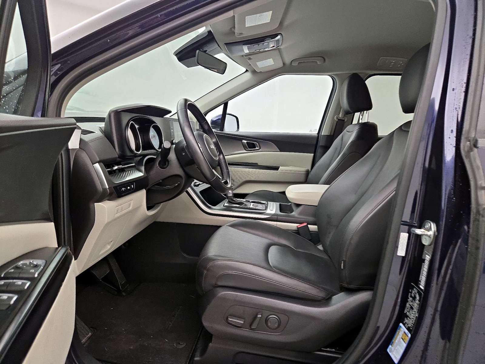 2024 Kia Carnival LX Seat Pkg - Photo 12