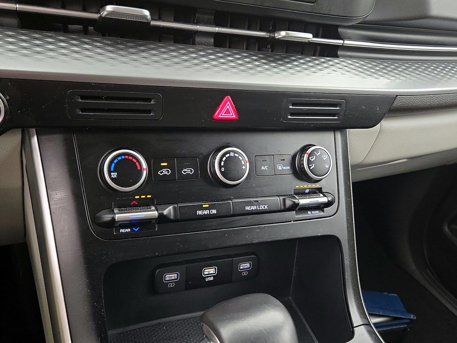 2024 Kia Carnival LX Seat Pkg - Photo 17