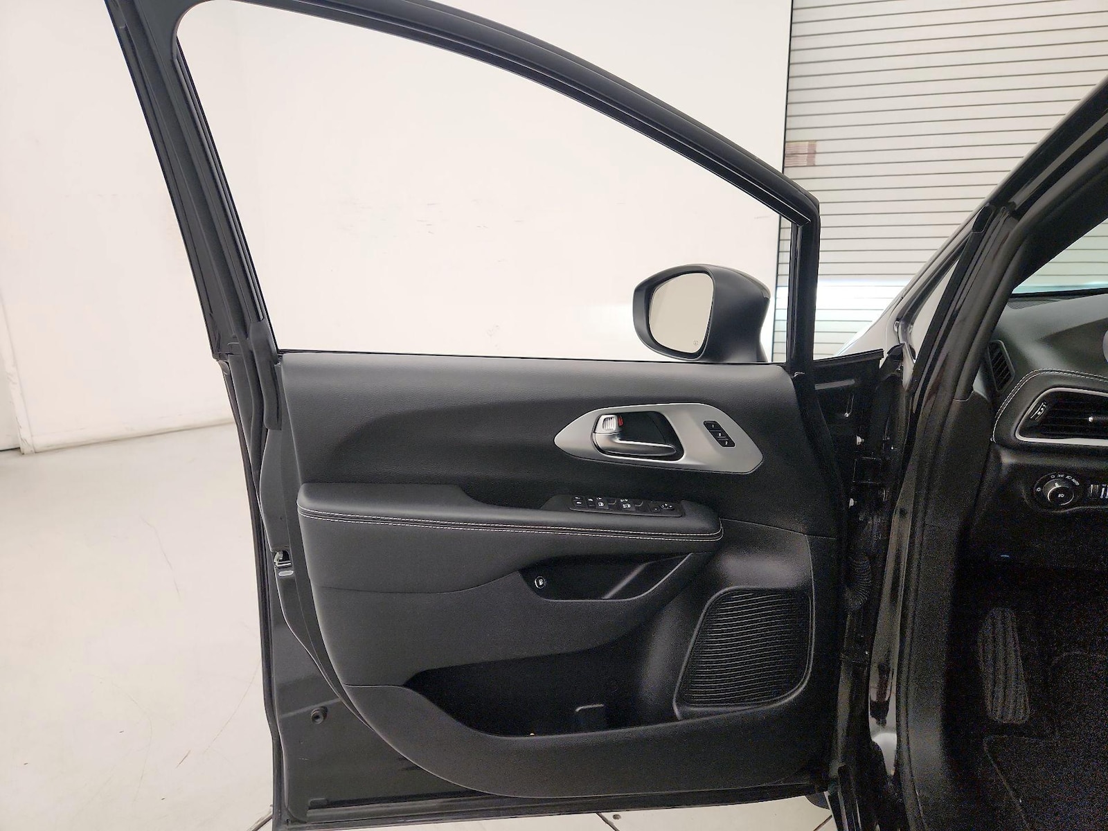 2023 Chrysler Pacifica Hybrid Touring L - Photo 11