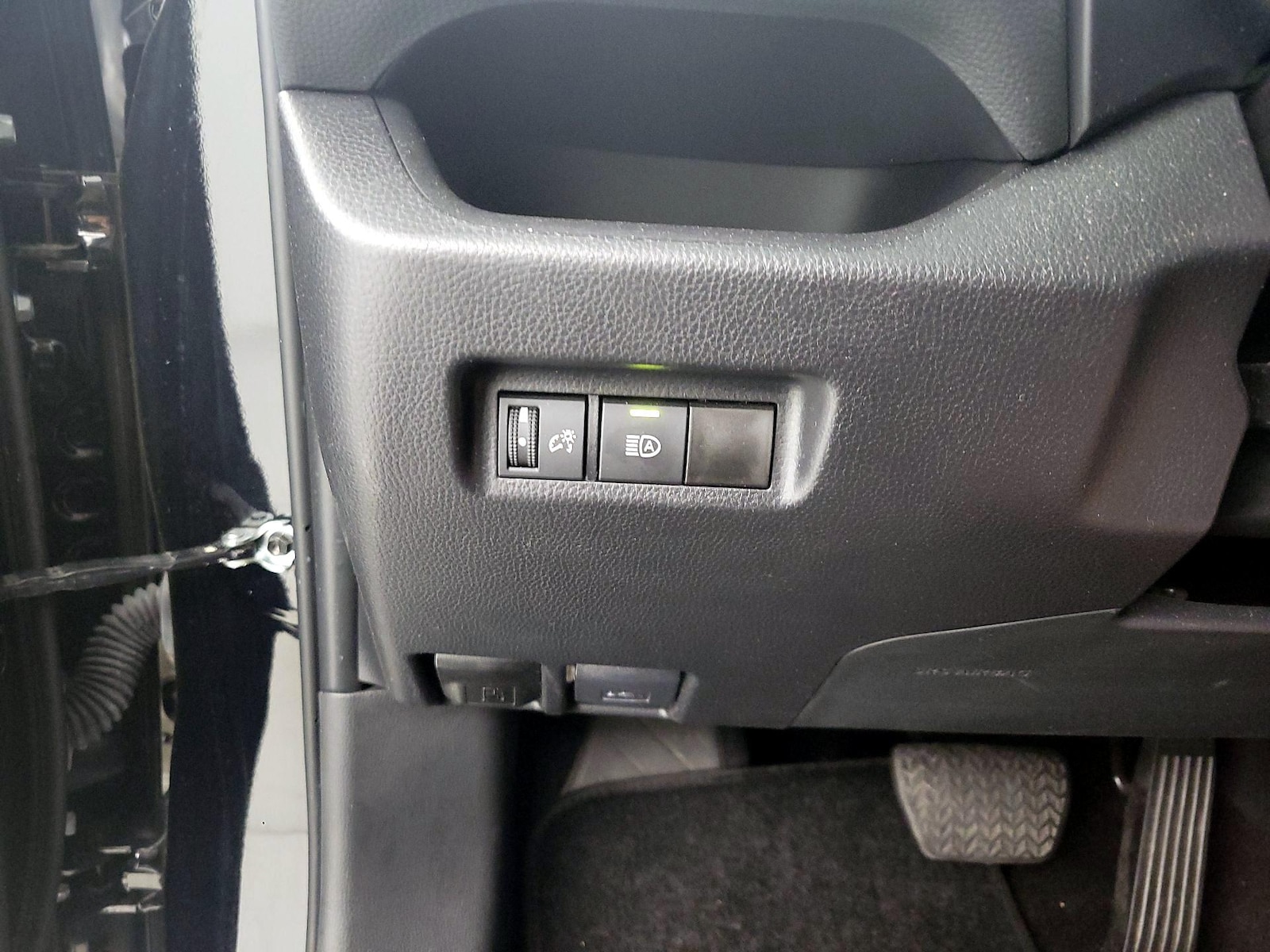 2025 Toyota RAV4 LE - Photo 14