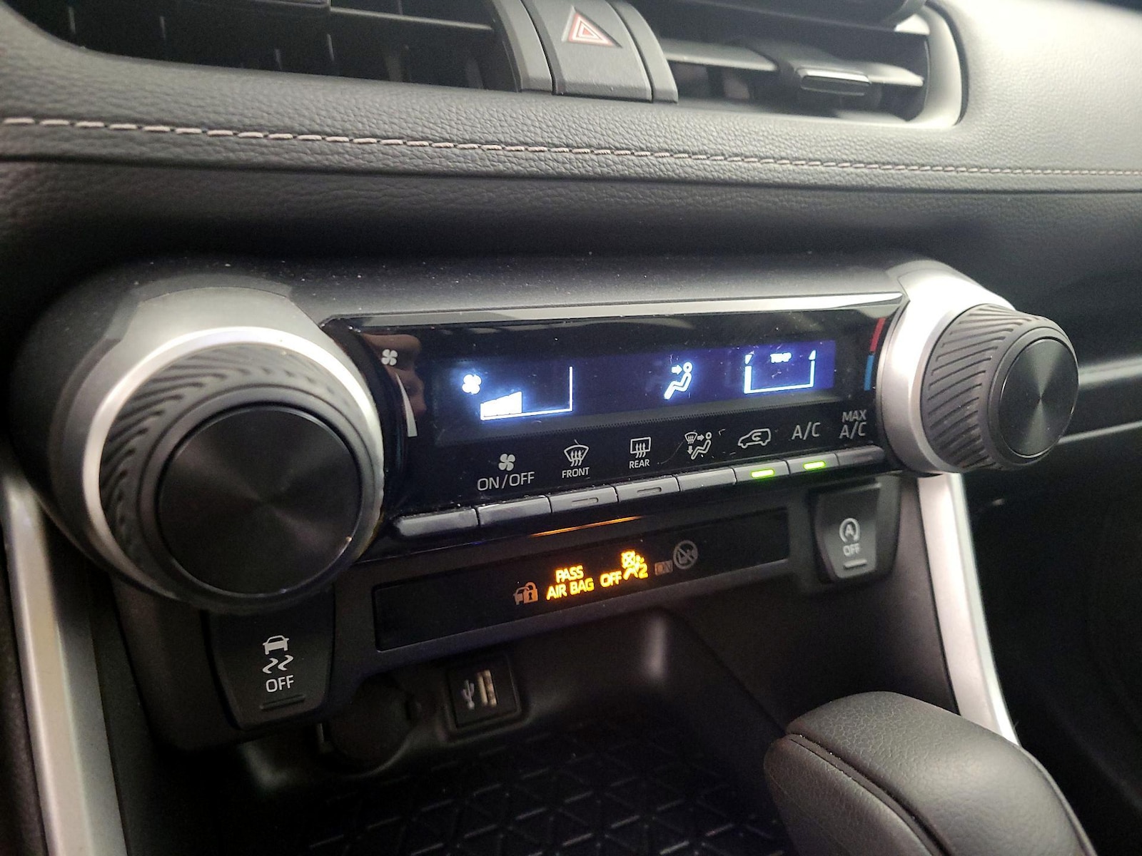 2025 Toyota RAV4 LE - Photo 18