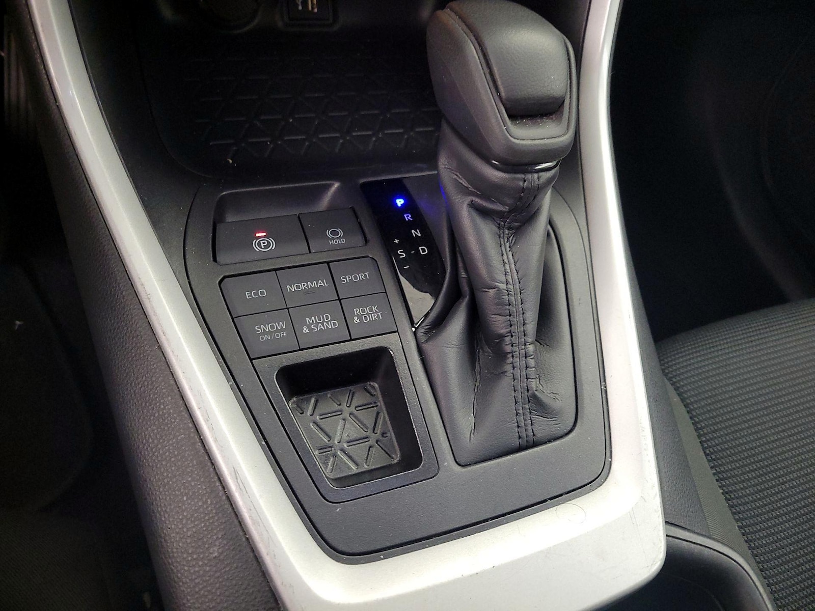 2025 Toyota RAV4 LE - Photo 19