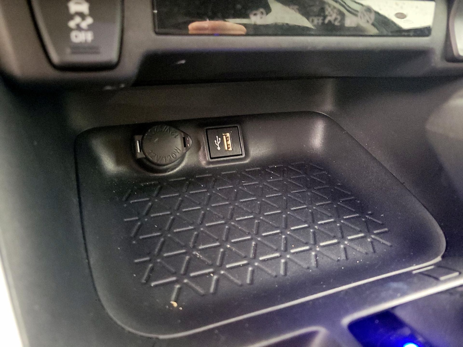 2025 Toyota RAV4 LE - Photo 20