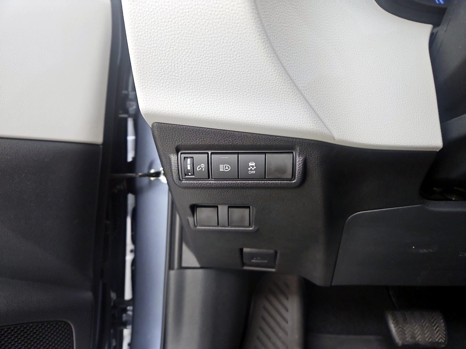 2026 Toyota Corolla Cross L - Photo 14