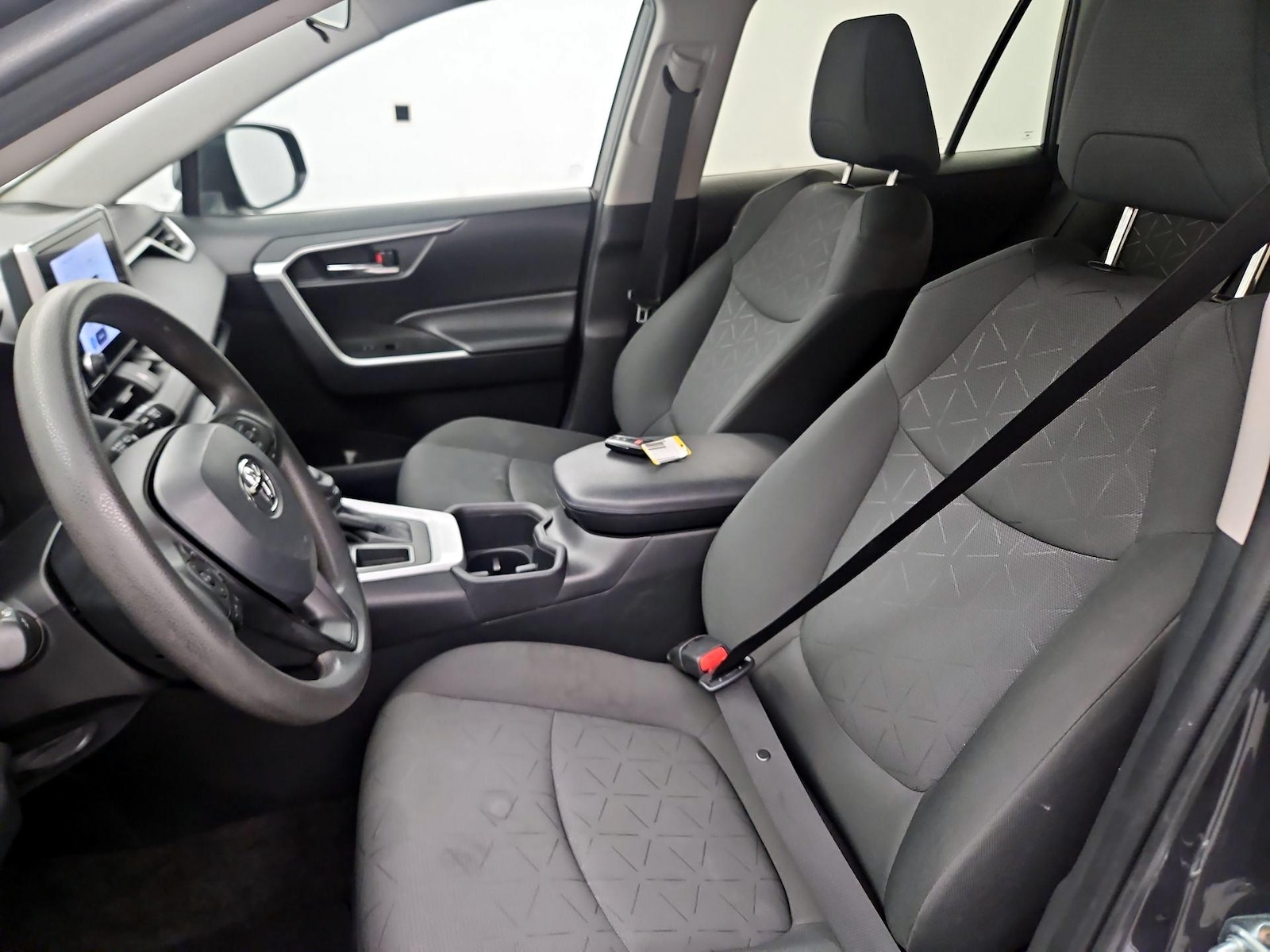 2024 Toyota RAV4 XLE - Photo 12
