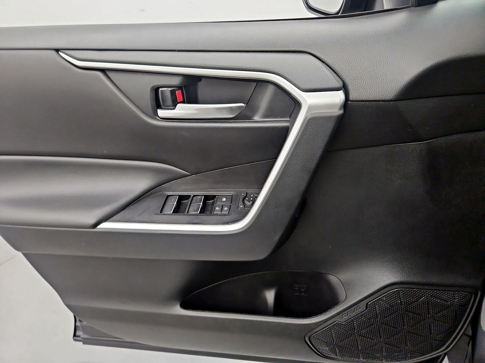 2024 Toyota RAV4 XLE - Photo 13