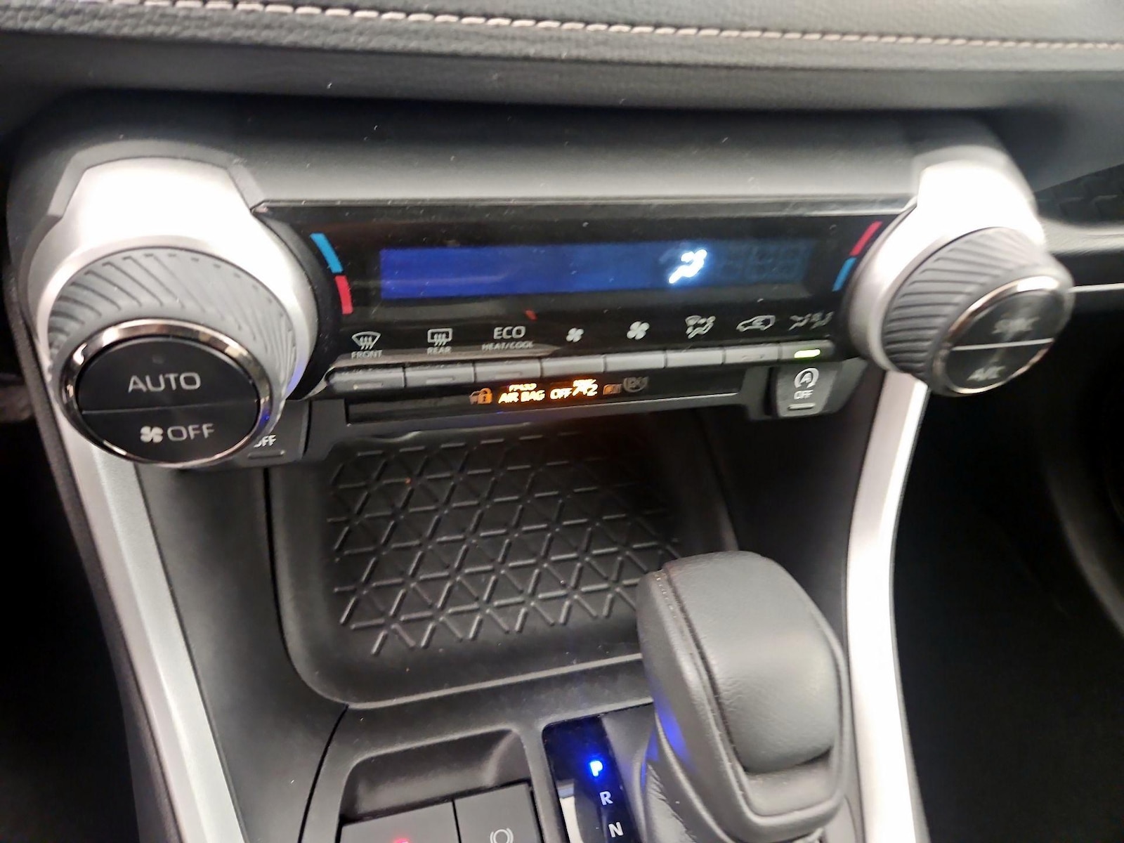 2024 Toyota RAV4 XLE - Photo 17