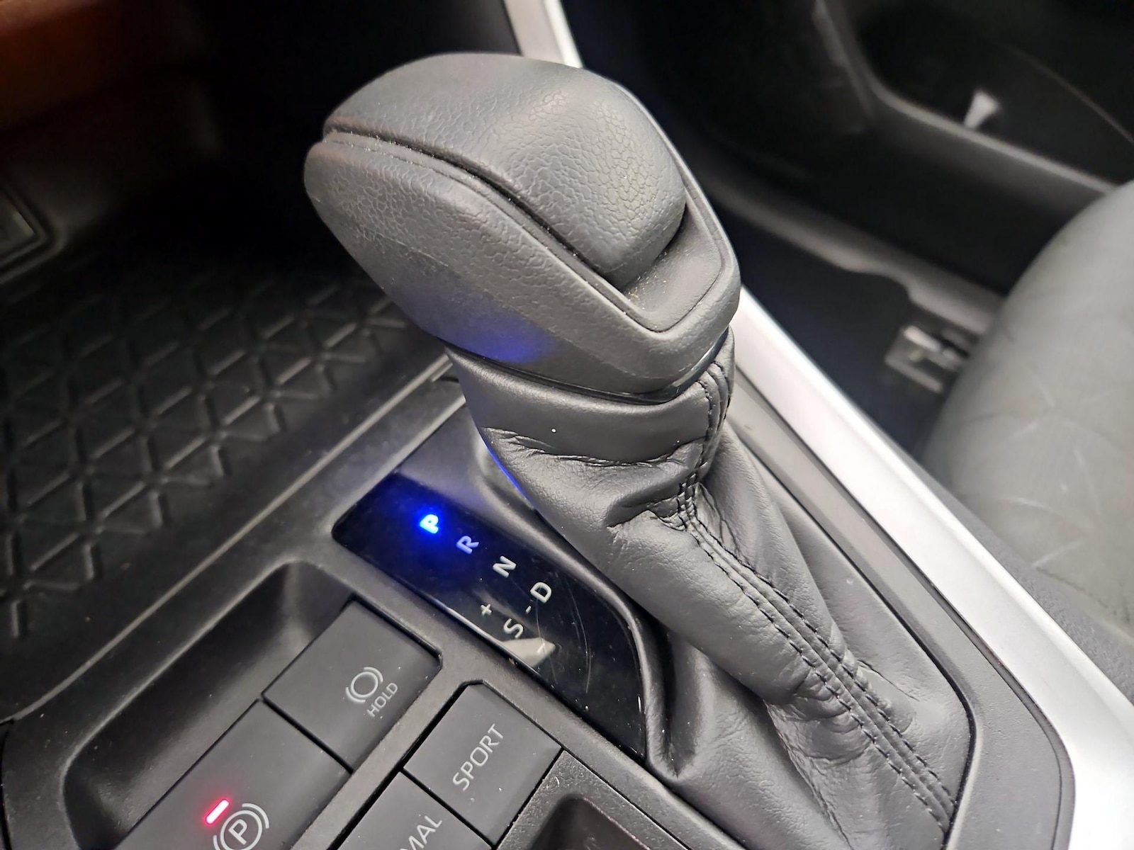 2024 Toyota RAV4 XLE - Photo 18