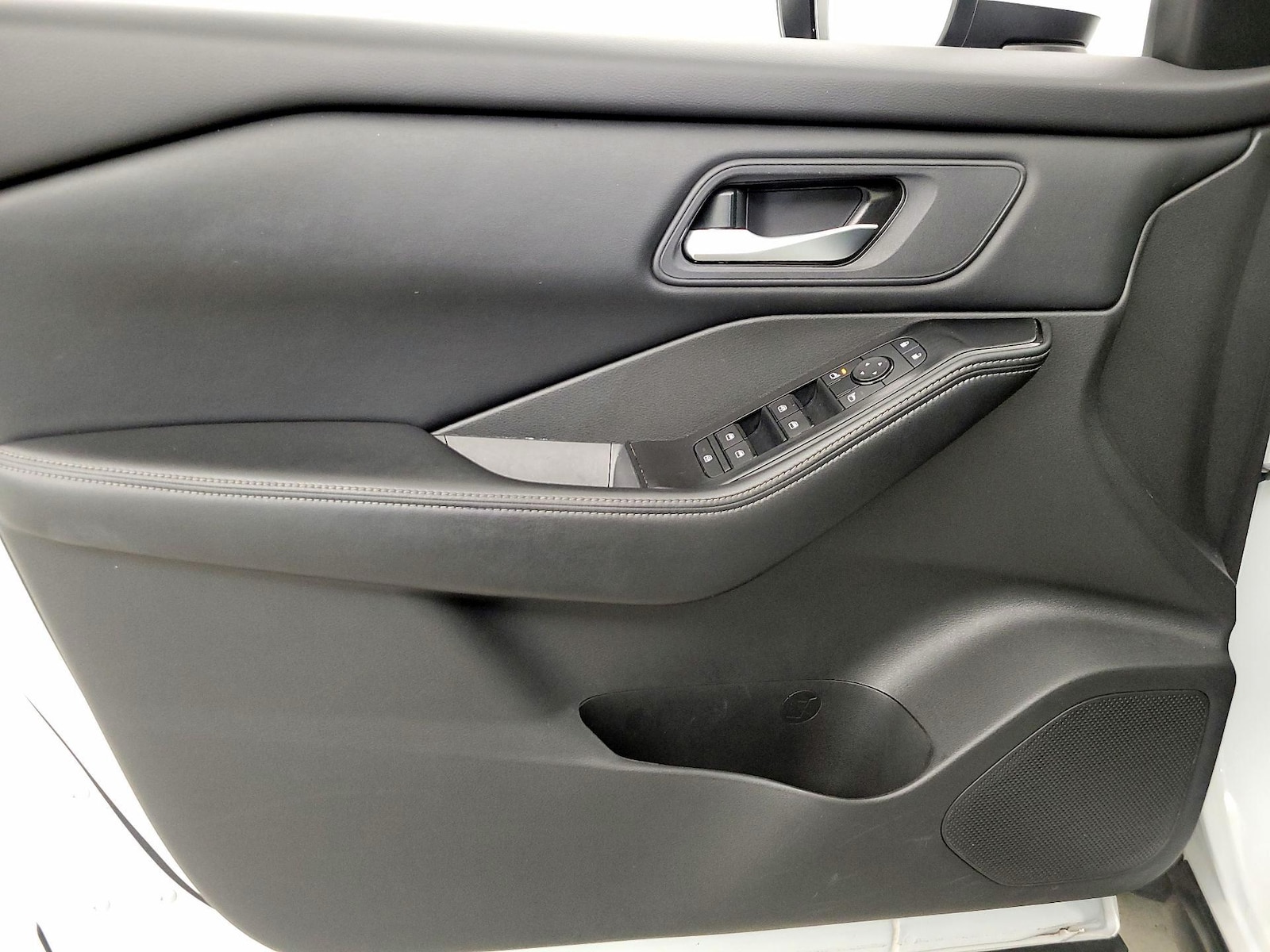 2024 Nissan Rogue SV - Photo 13