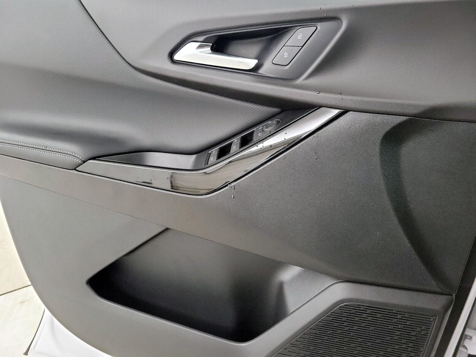 2027 Chevrolet Equinox LT - Photo 13
