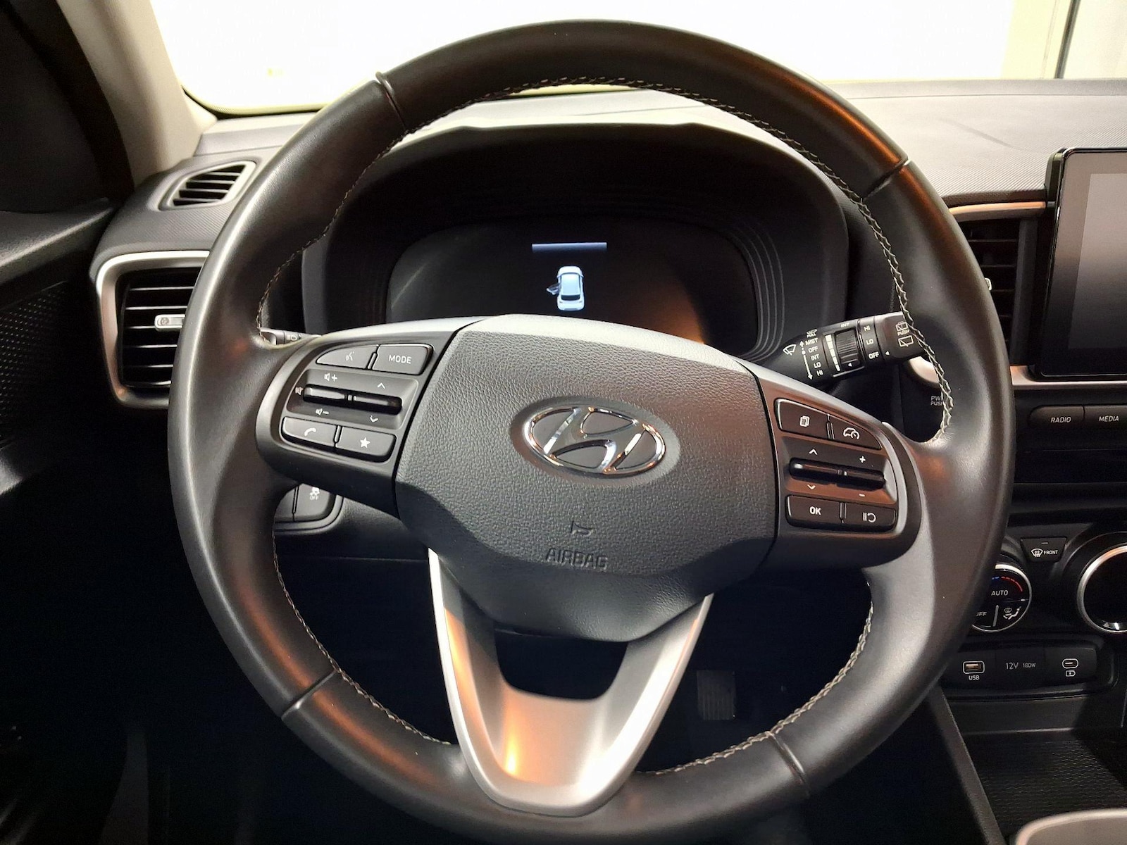 2025 Hyundai Venue SEL - Photo 11