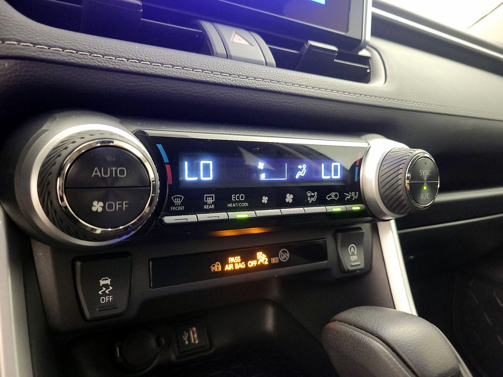 2024 Toyota RAV4 XLE - Photo 17