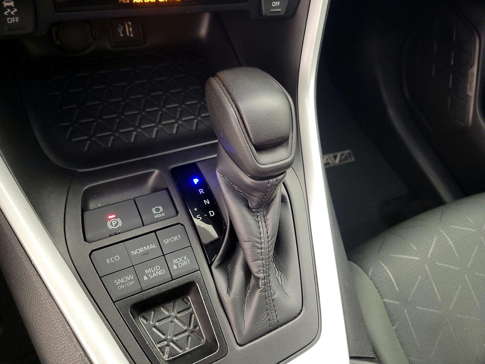 2024 Toyota RAV4 XLE - Photo 18