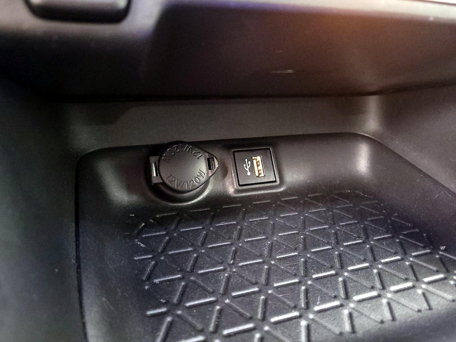 2024 Toyota RAV4 XLE - Photo 19