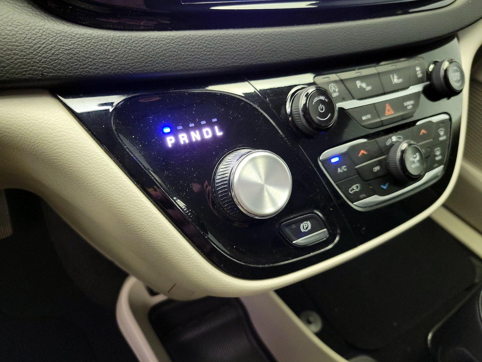 2024 Chrysler Pacifica Touring L - Photo 18