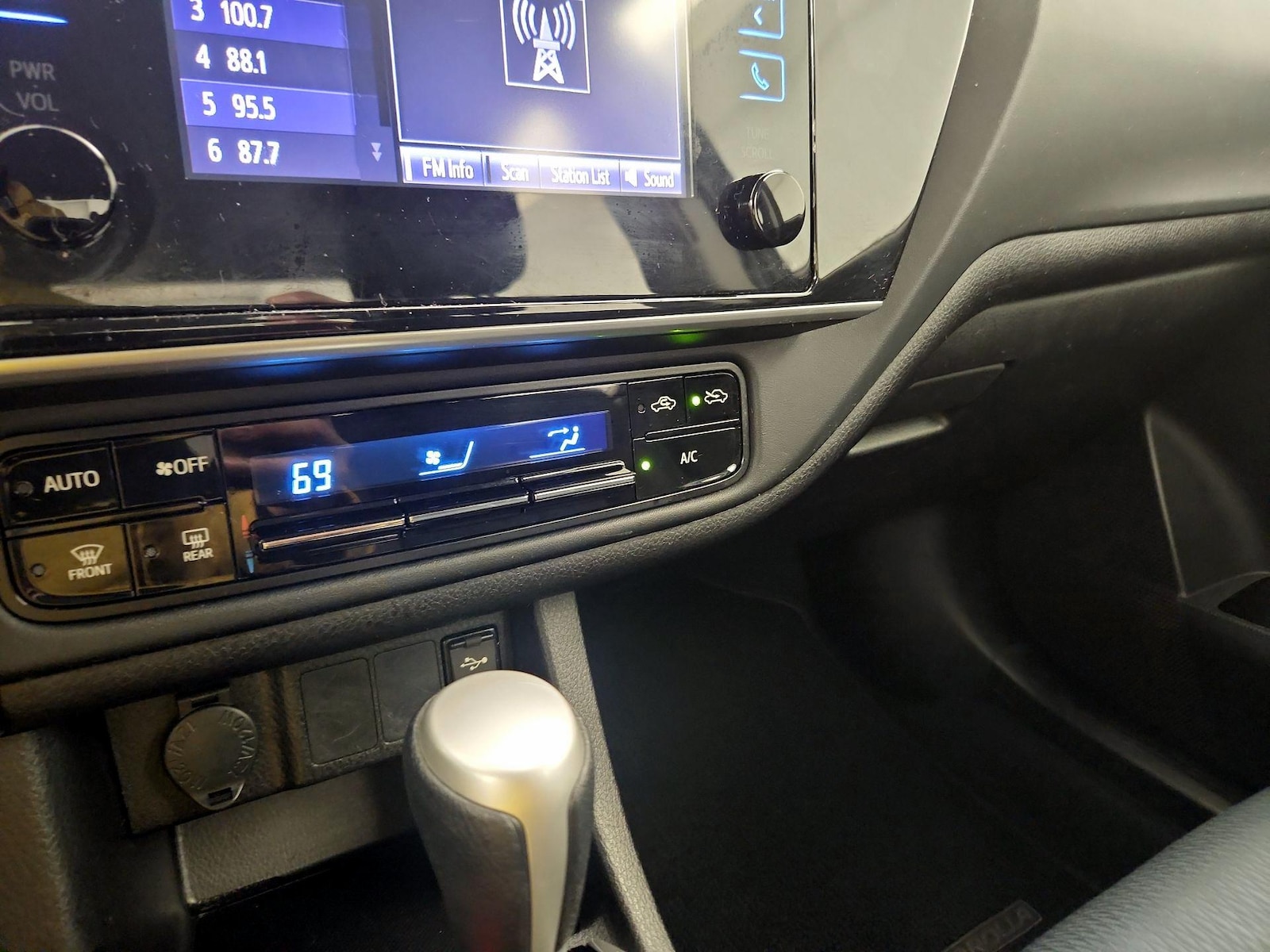 2019 Toyota Corolla LE - Photo 17