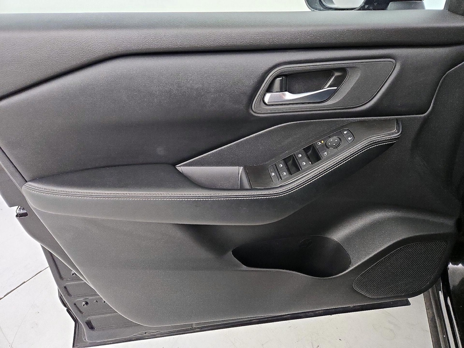 2025 Nissan Rogue SV - Photo 13