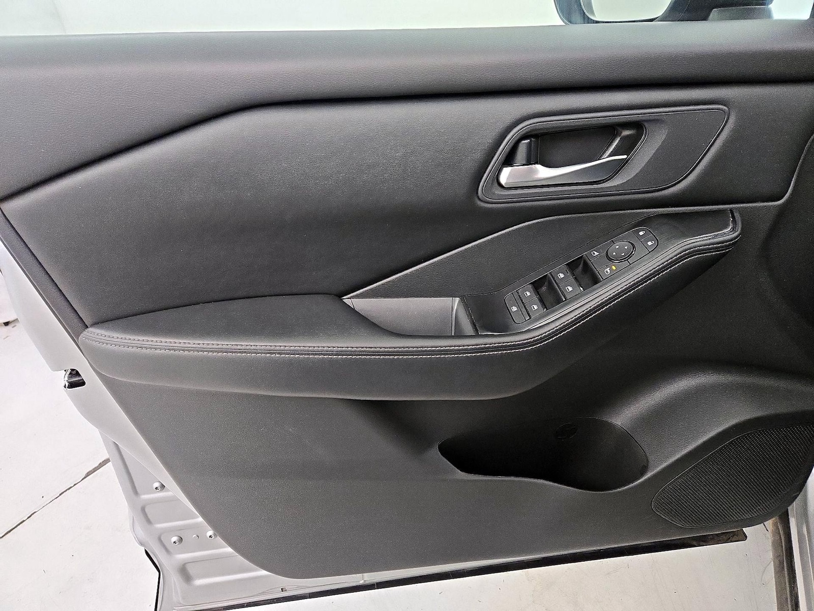 2025 Nissan Rogue SV - Photo 13