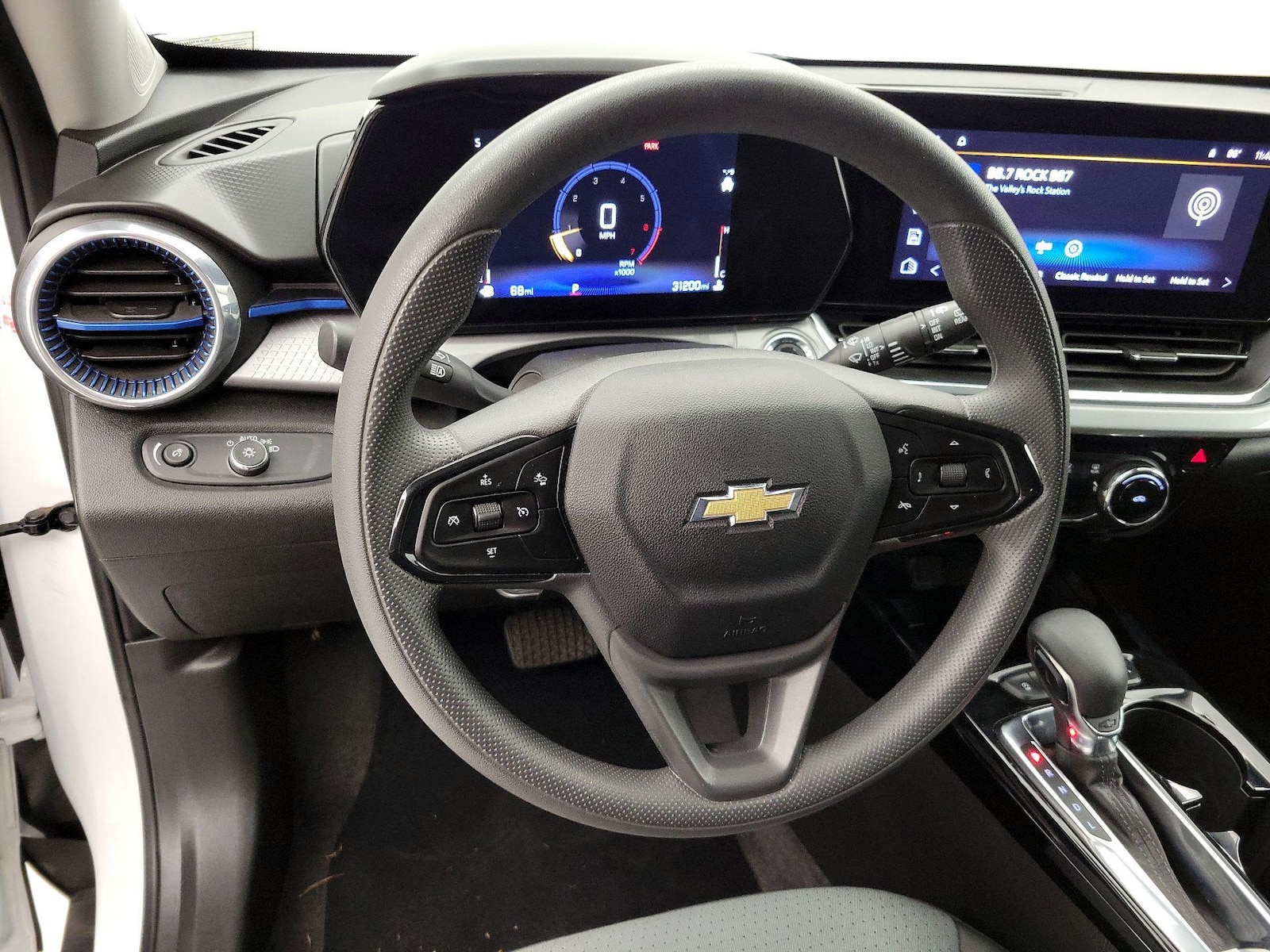 2025 Chevrolet Trax LT - Photo 11