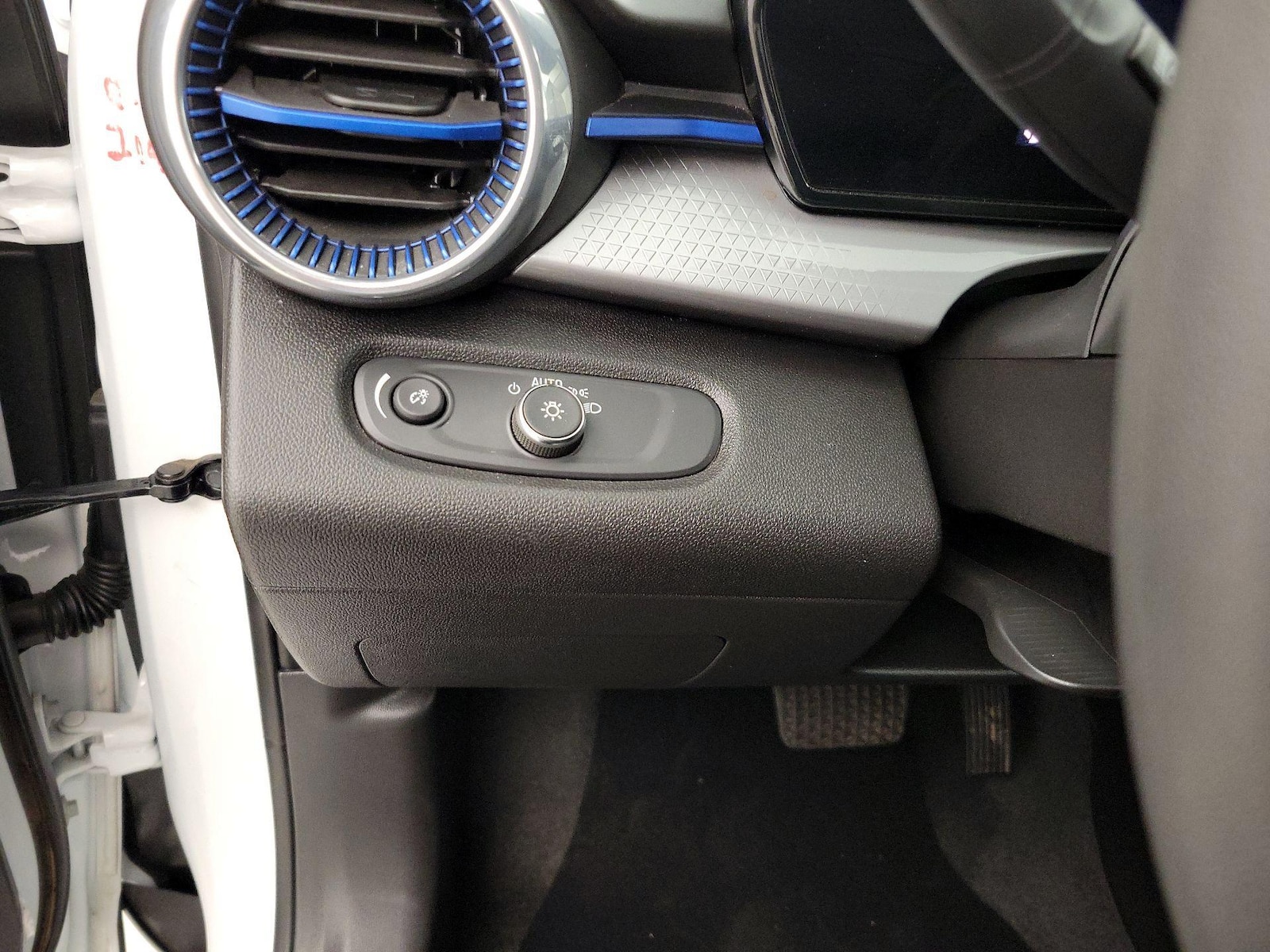 2025 Chevrolet Trax LT - Photo 14