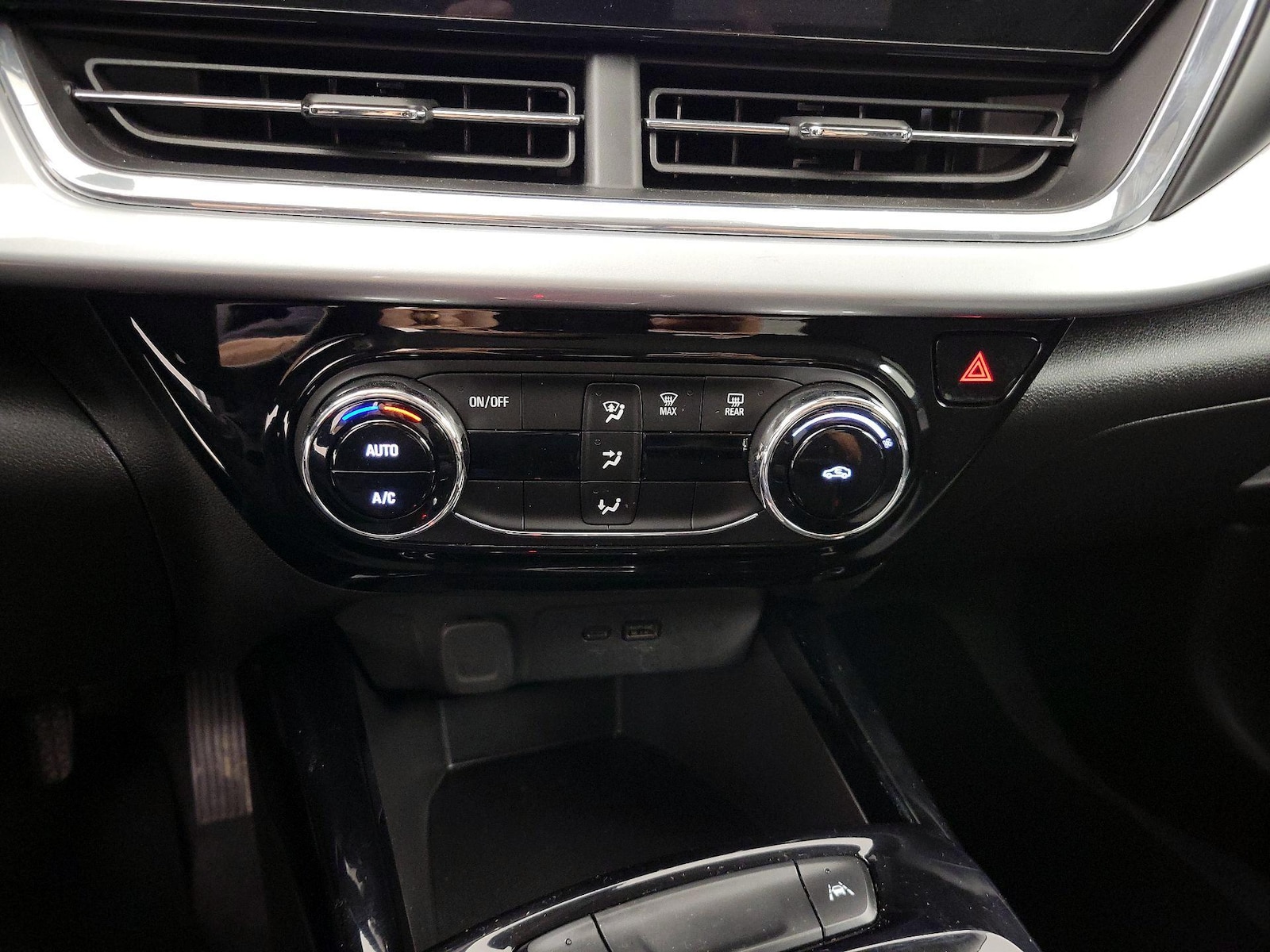 2025 Chevrolet Trax LT - Photo 17