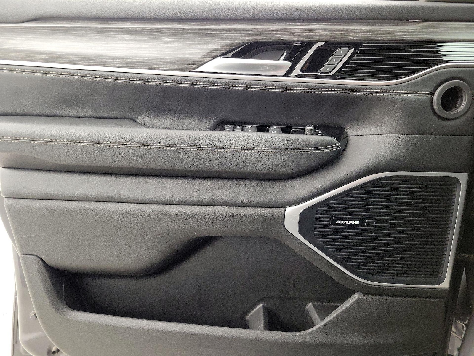 2024 Jeep Wagoneer L Series II - Photo 13