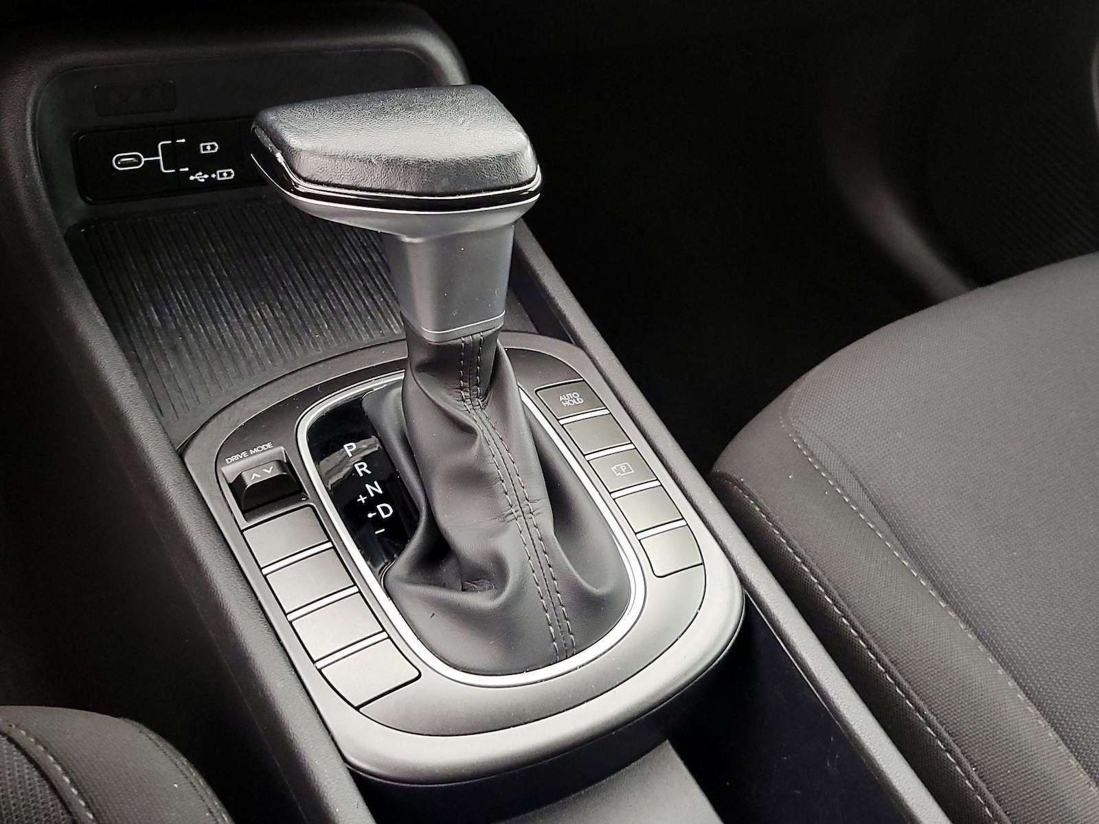 2025 Hyundai Kona SEL - Photo 18