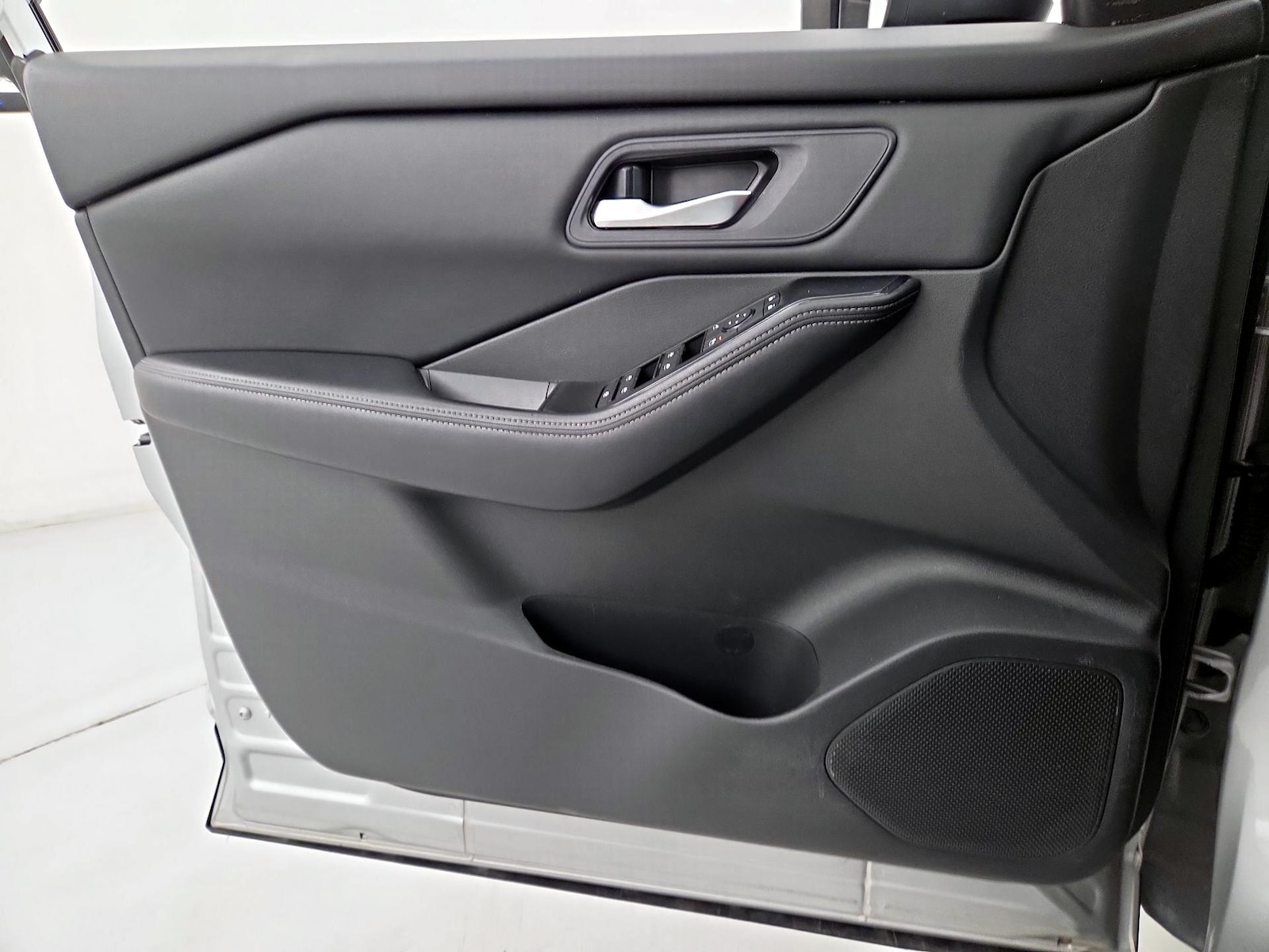 2025 Nissan Rogue SV - Photo 13