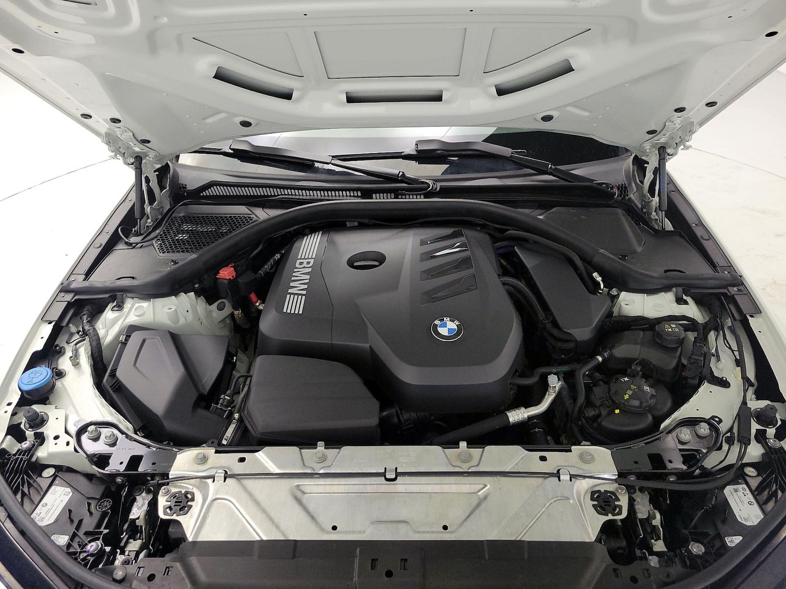 2025 BMW 3 Series 330i - Photo 23