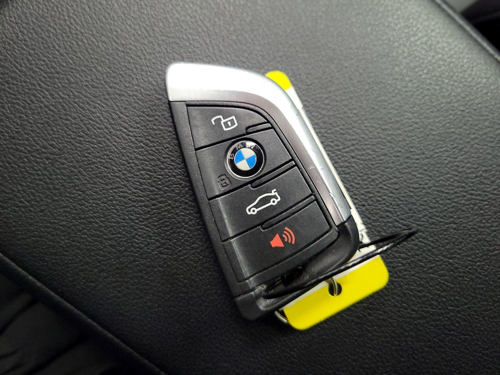 2025 BMW 3 Series 330i - Photo 24