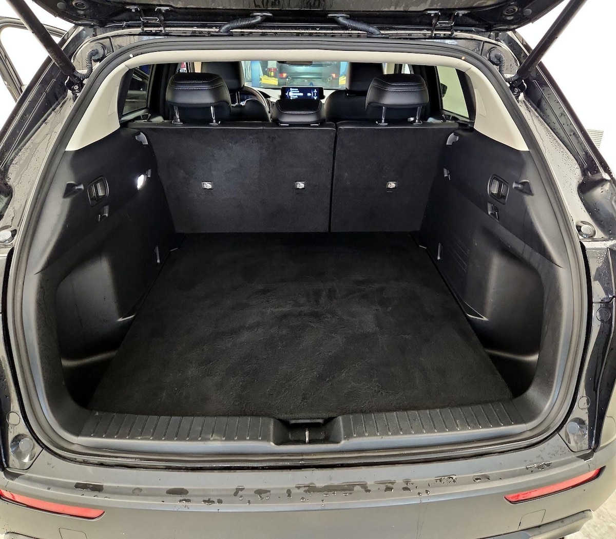 Trunk/Cargo (Seats Up)
