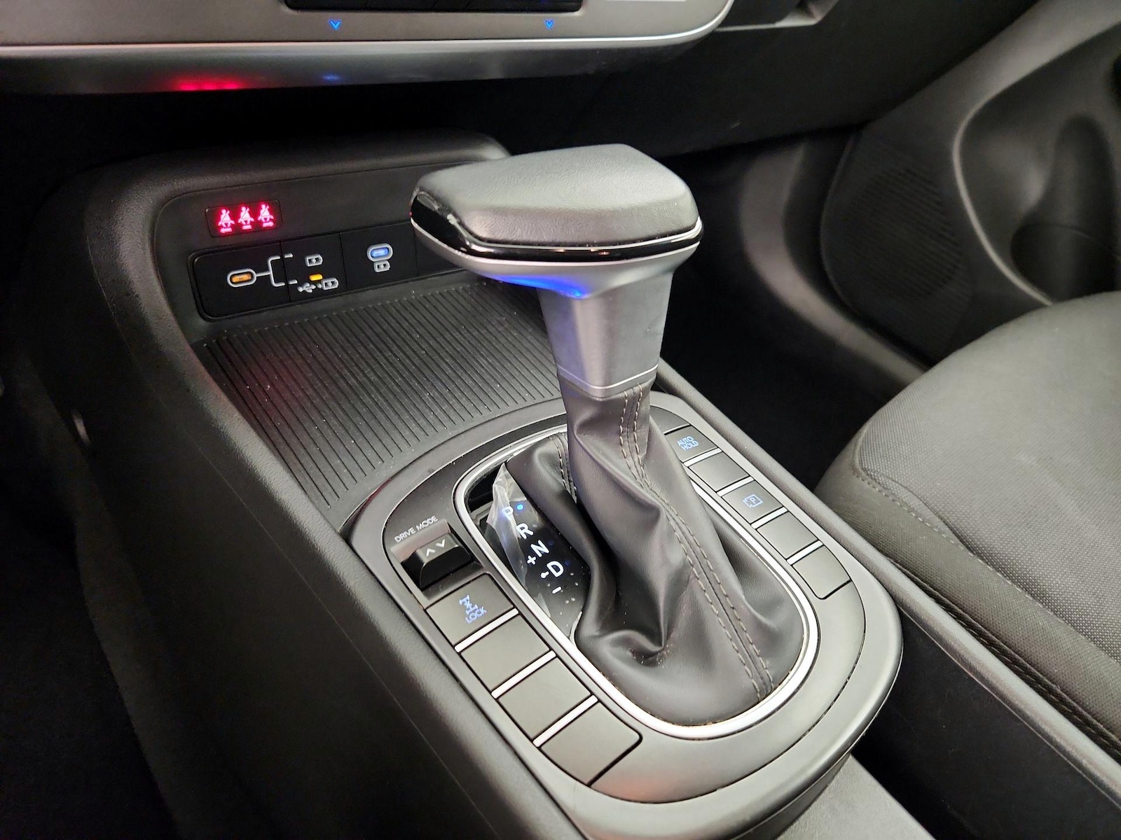2025 Hyundai Kona SEL - Photo 18
