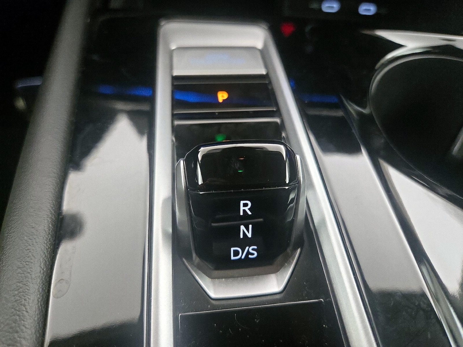 2024 Volkswagen Atlas SEL Premium R-Line - Photo 18