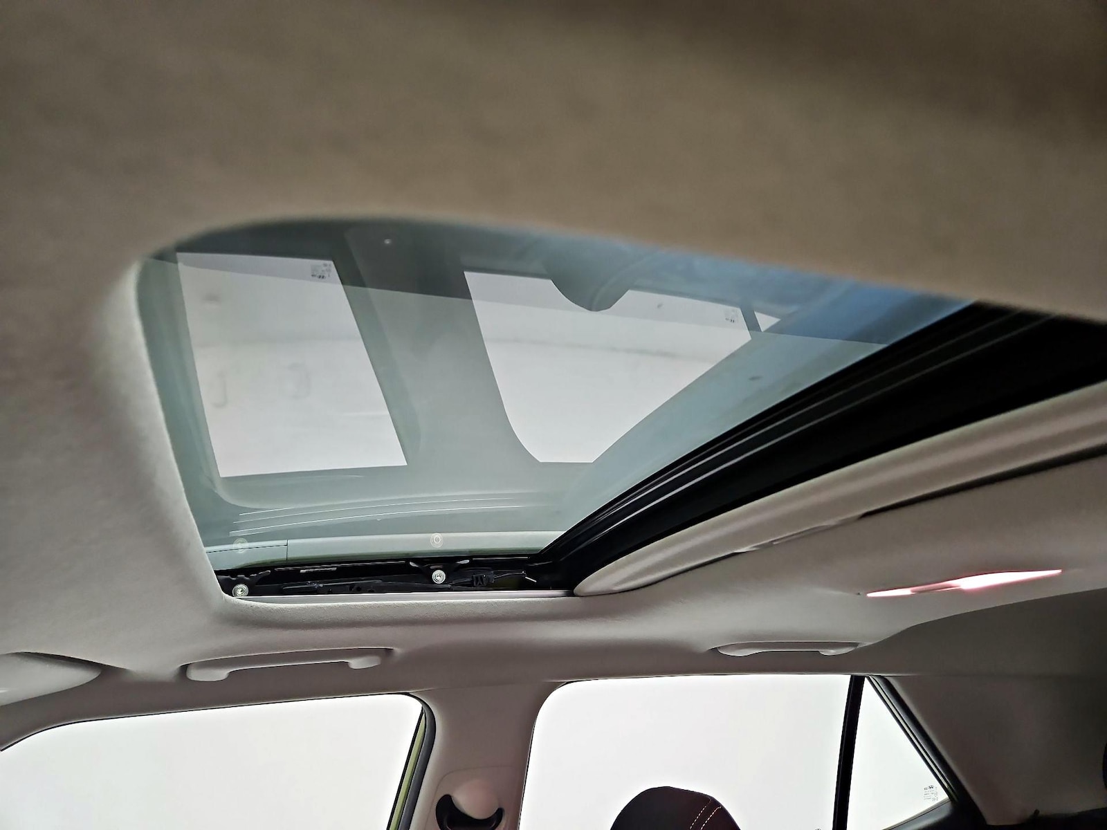 Sunroof(s) & Overhead Airbags