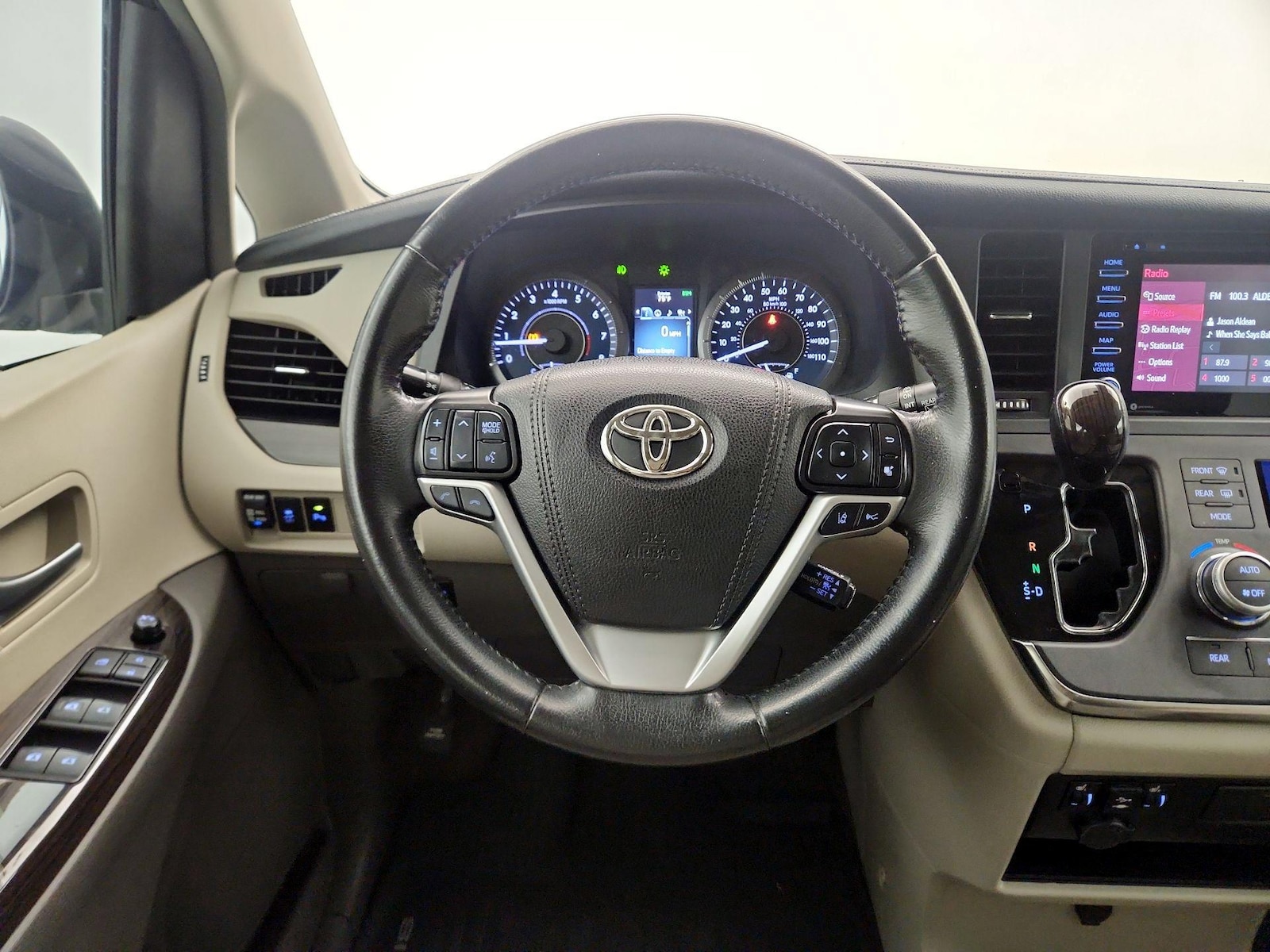 2019 Toyota Sienna XLE - Photo 11