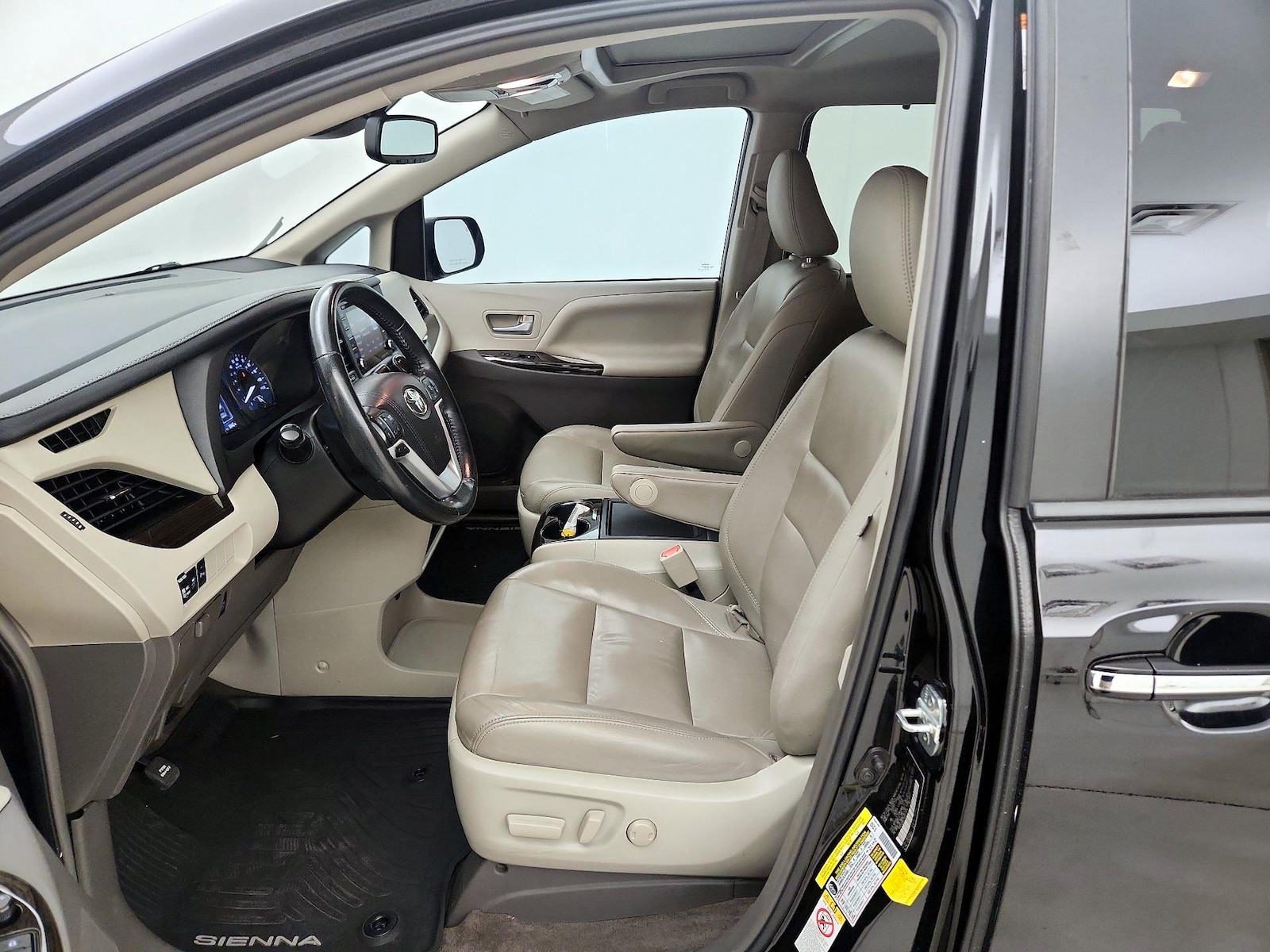 2019 Toyota Sienna XLE - Photo 12