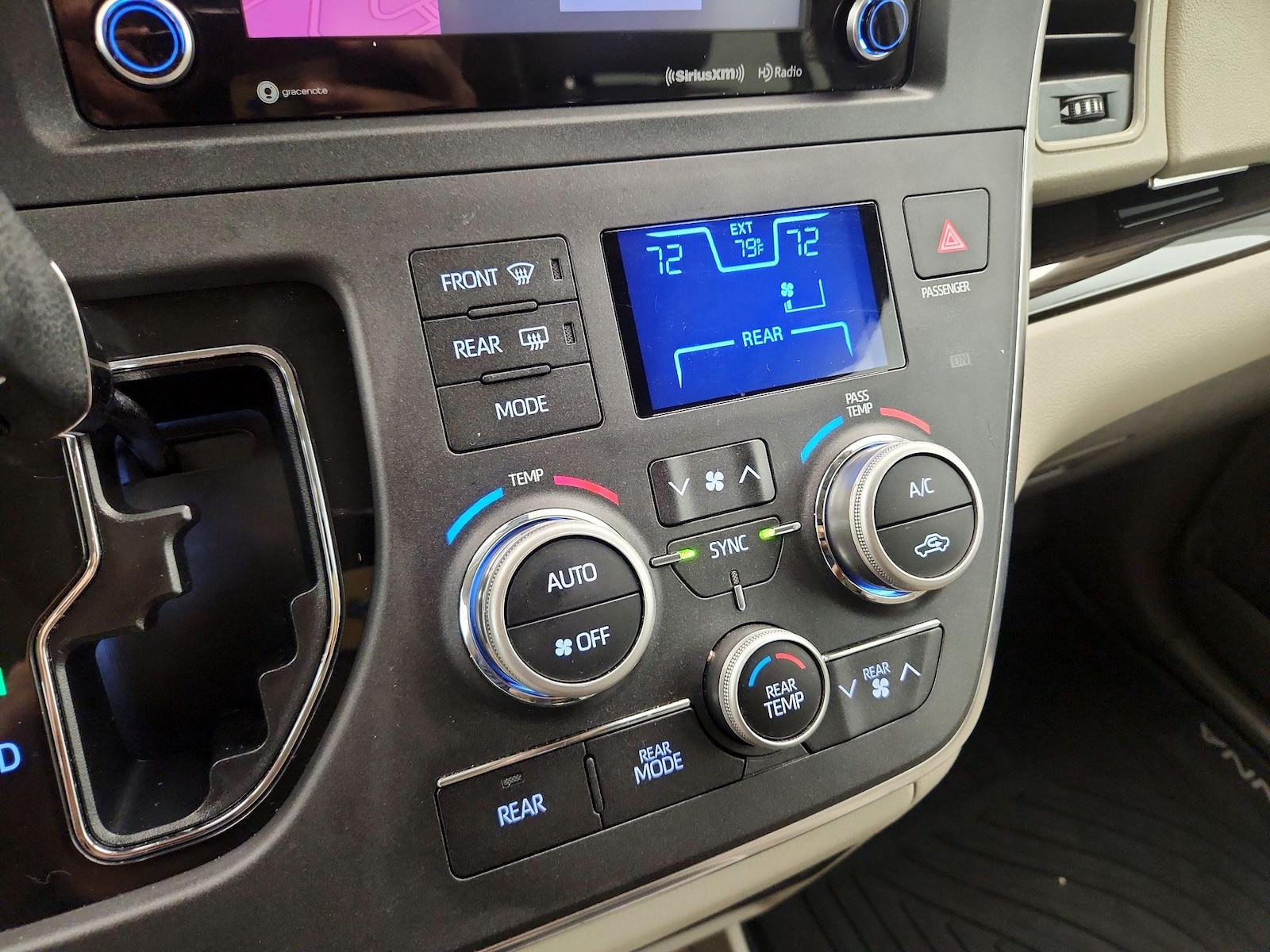 2019 Toyota Sienna XLE - Photo 18