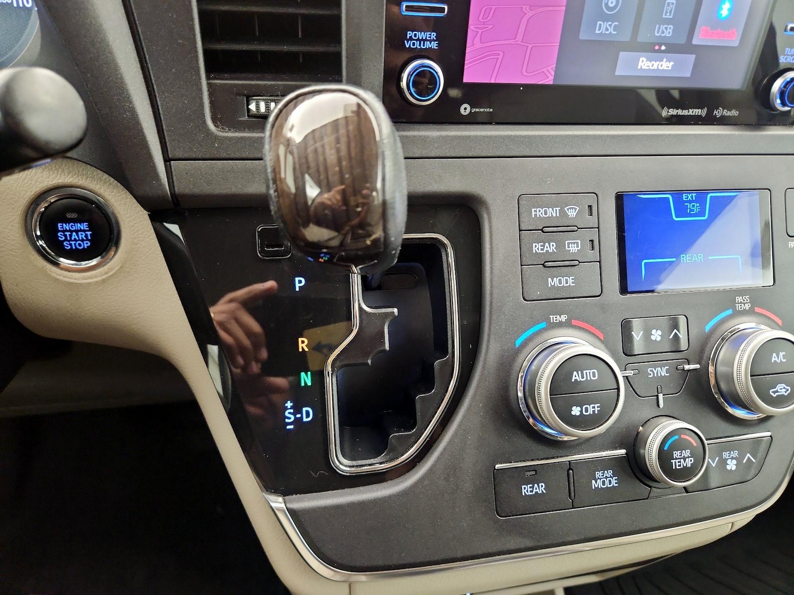 2019 Toyota Sienna XLE - Photo 19