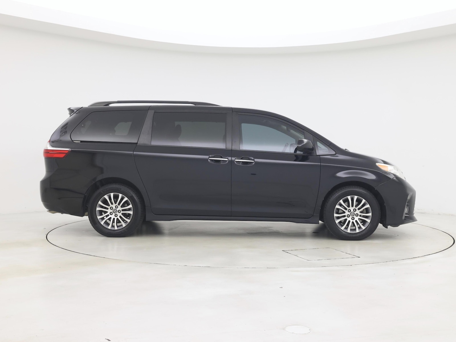 2019 Toyota Sienna XLE - Photo 8