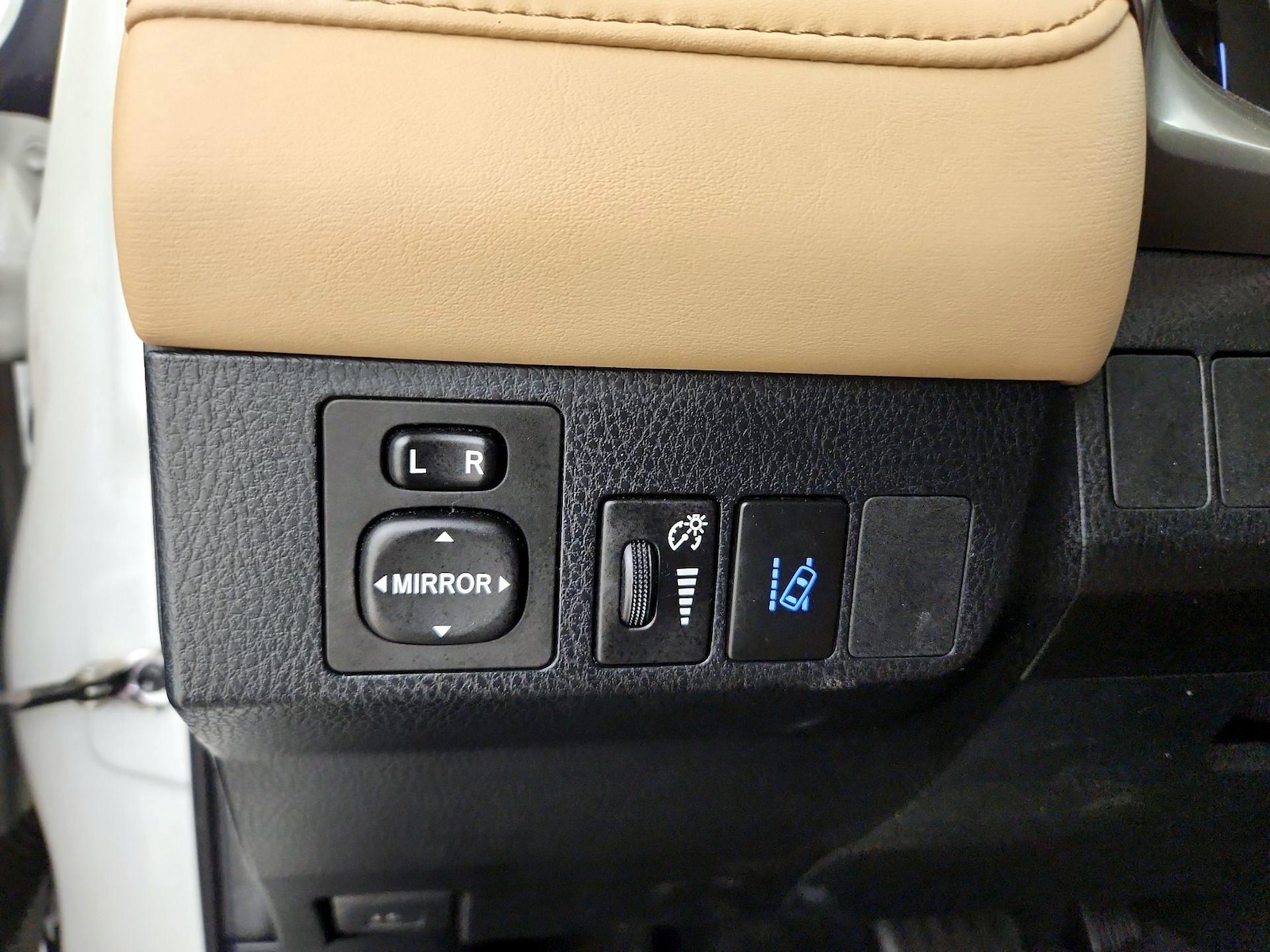 2018 Toyota RAV4 XLE - Photo 14