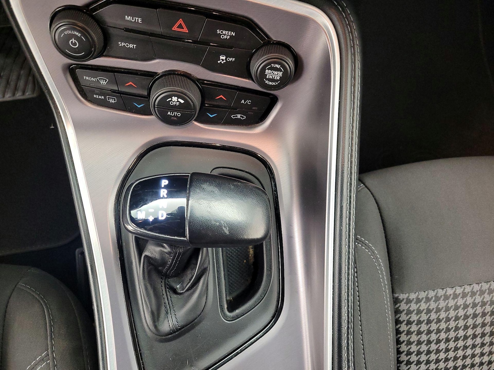 2022 Dodge Challenger SXT - Photo 18