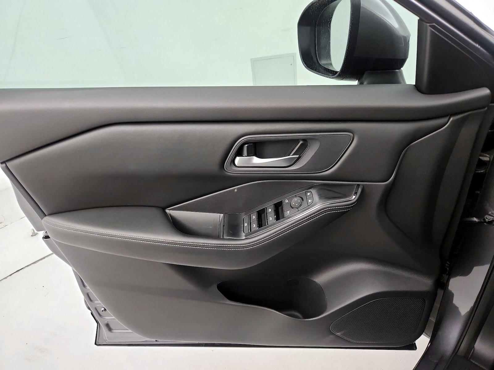 2025 Nissan Rogue SV - Photo 13