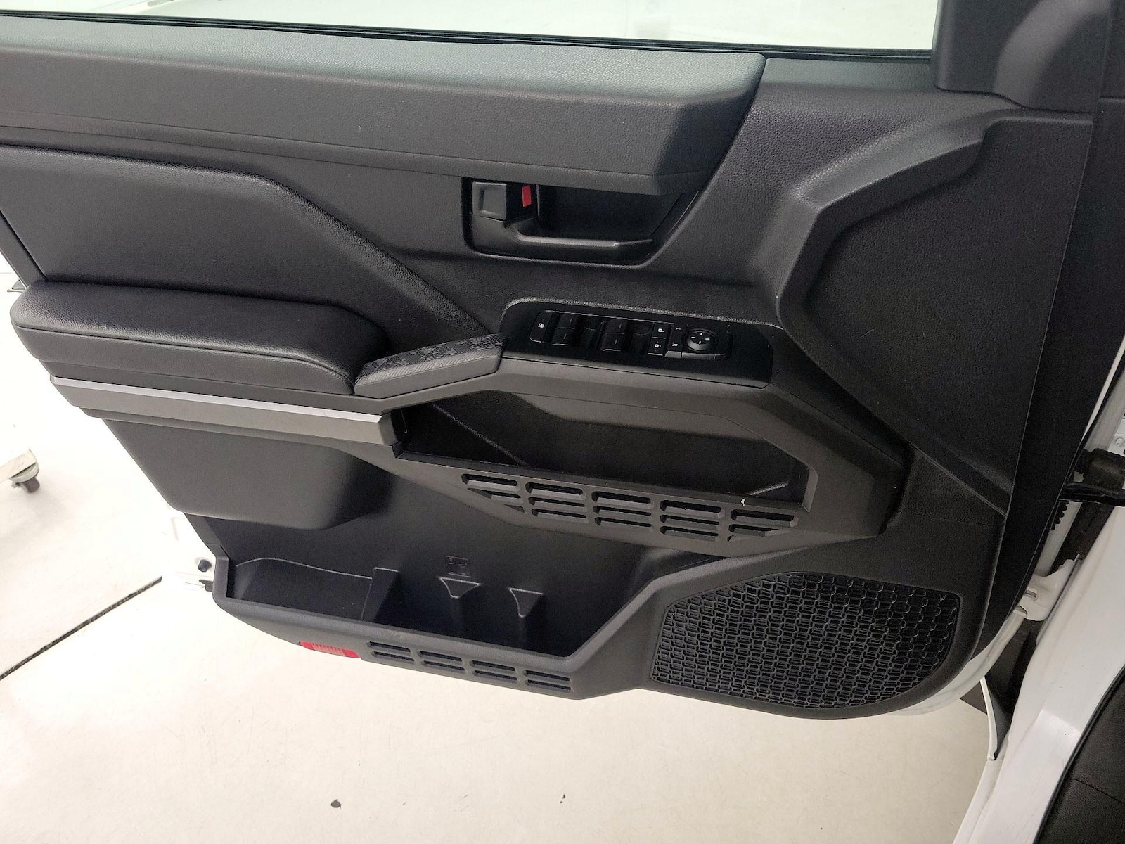 2025 Toyota Tacoma SR5 - Photo 13